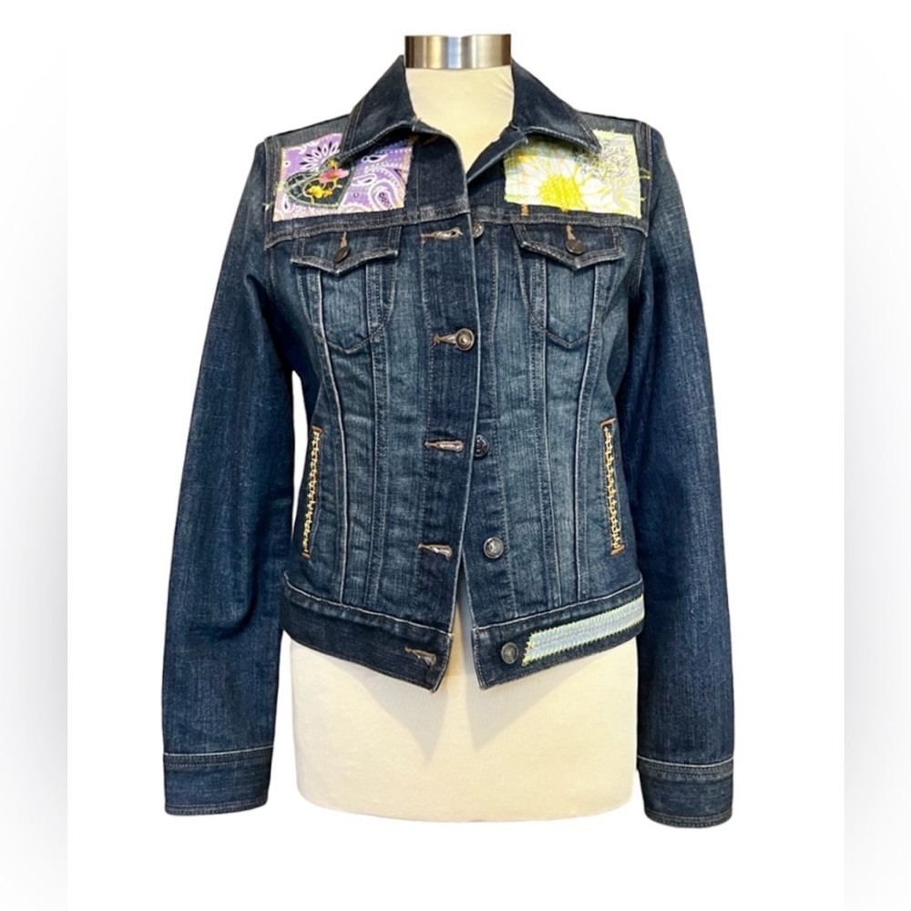 Classic blue Jean jacket Embroidered appliqué patchwork women’s size Small